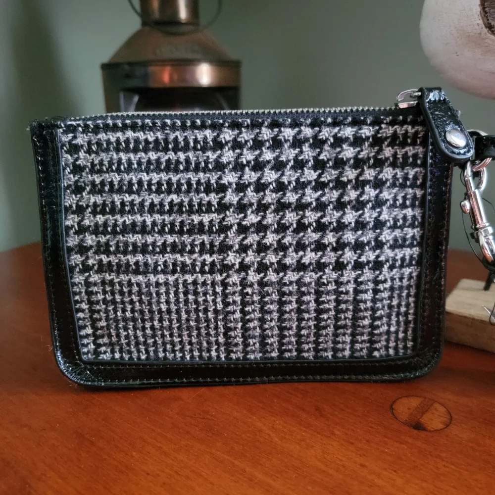 NWT Dana Buchman Houndstooth Tweed Black Gray Vegan Patent Leather Wristlet